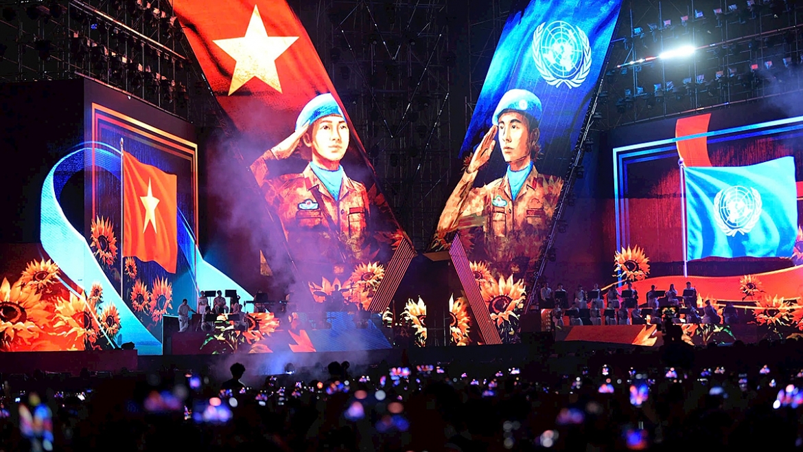 Điểm khác biệt của các “concert quốc gia” là đã nhóm lên ngọn lửa của lòng yêu nước và tự hào dân tộc trong tim mỗi người Việt Nam. (VConcert - Tổ quốc trong tim. Ảnh: Báo Nhân dân)
