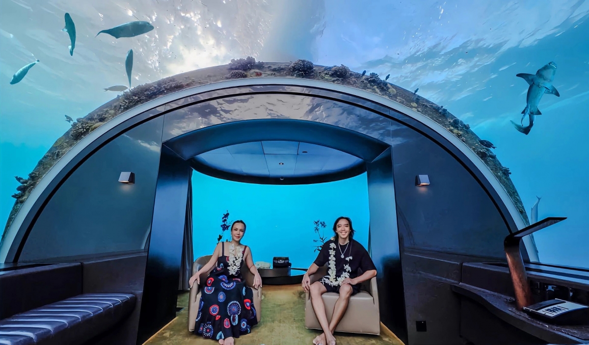 Diễn viên Việt Hương cùng ông xã Hoài Phương chi số tiền 'khủng' để trải nghiệm cảm giác nằm giữa lòng Ấn Độ Dương với hàng nghìn loài cá bơi xung quanh.
