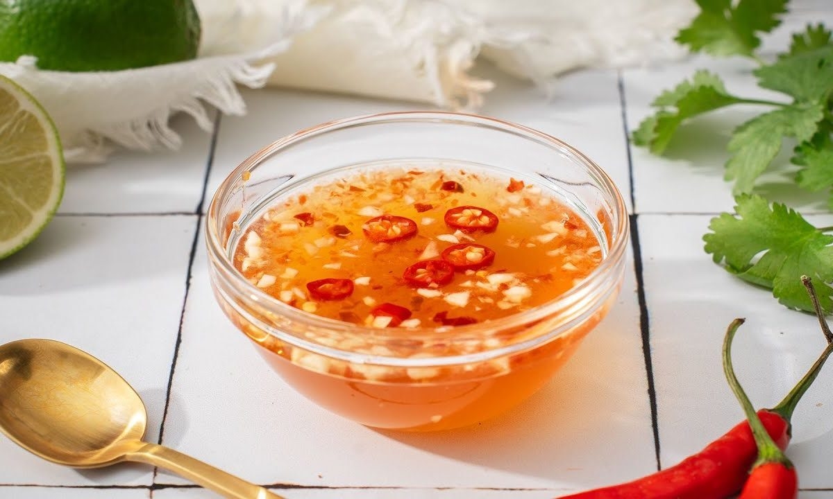 Không nên sử dụng nước mắm để qua đêm. (Ảnh: Pinterest)