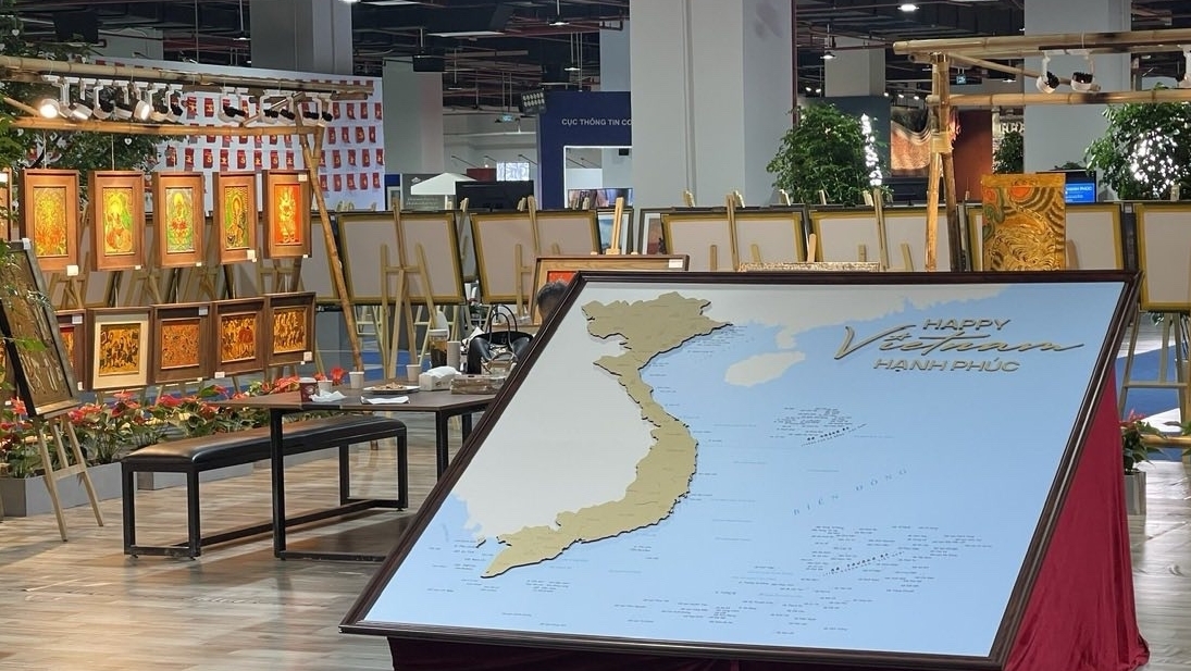 Khu trưng bày với chủ đề “Việt Nam hạnh phúc”