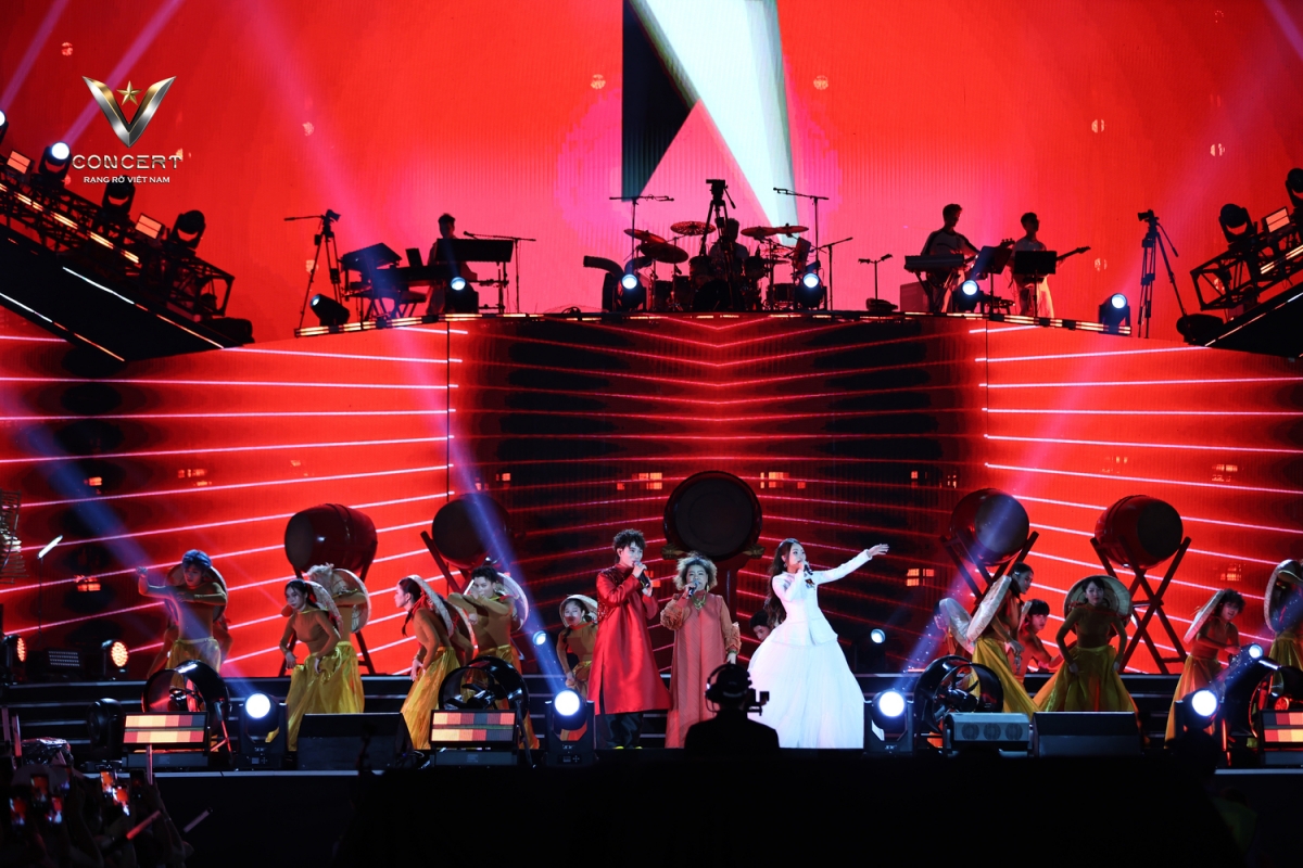 NSND Thanh Hoa - Trúc Nhân - Phương Mỹ Chi mở màn cho "V Concert - Rạng rỡ Việt Nam" với tiết mục "Made in Vietnam". Ca khúc có giai điệu bắt tai, lan tỏa thông điệp tôn vinh văn hóa Việt.