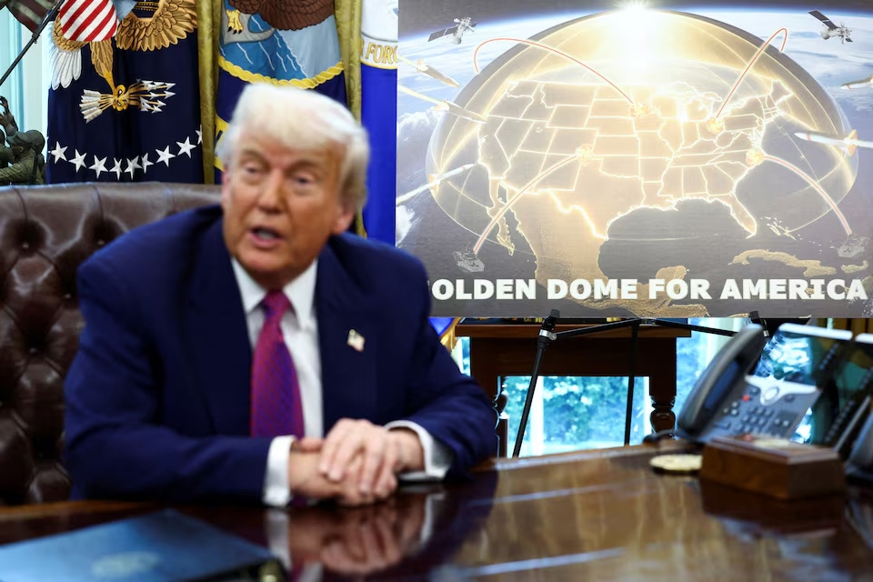 Tổng thống Mỹ Donald Trump đưa ra thông báo về lá chắn phòng thủ tên lửa “Vòm Vàng” tại Phòng Bầu dục, Nhà Trắng, ngày 20/5/2025. Ảnh: Reuters
