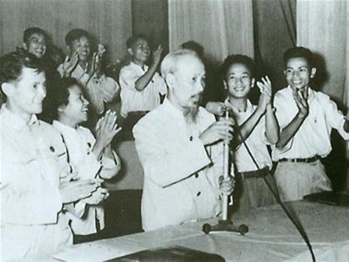 Chủ tịch Hồ Chí Minh trong một buổi đọc thơ chúc Tết trên làn sóng Đài TNVN (VOV). Ảnh Tư liệu.