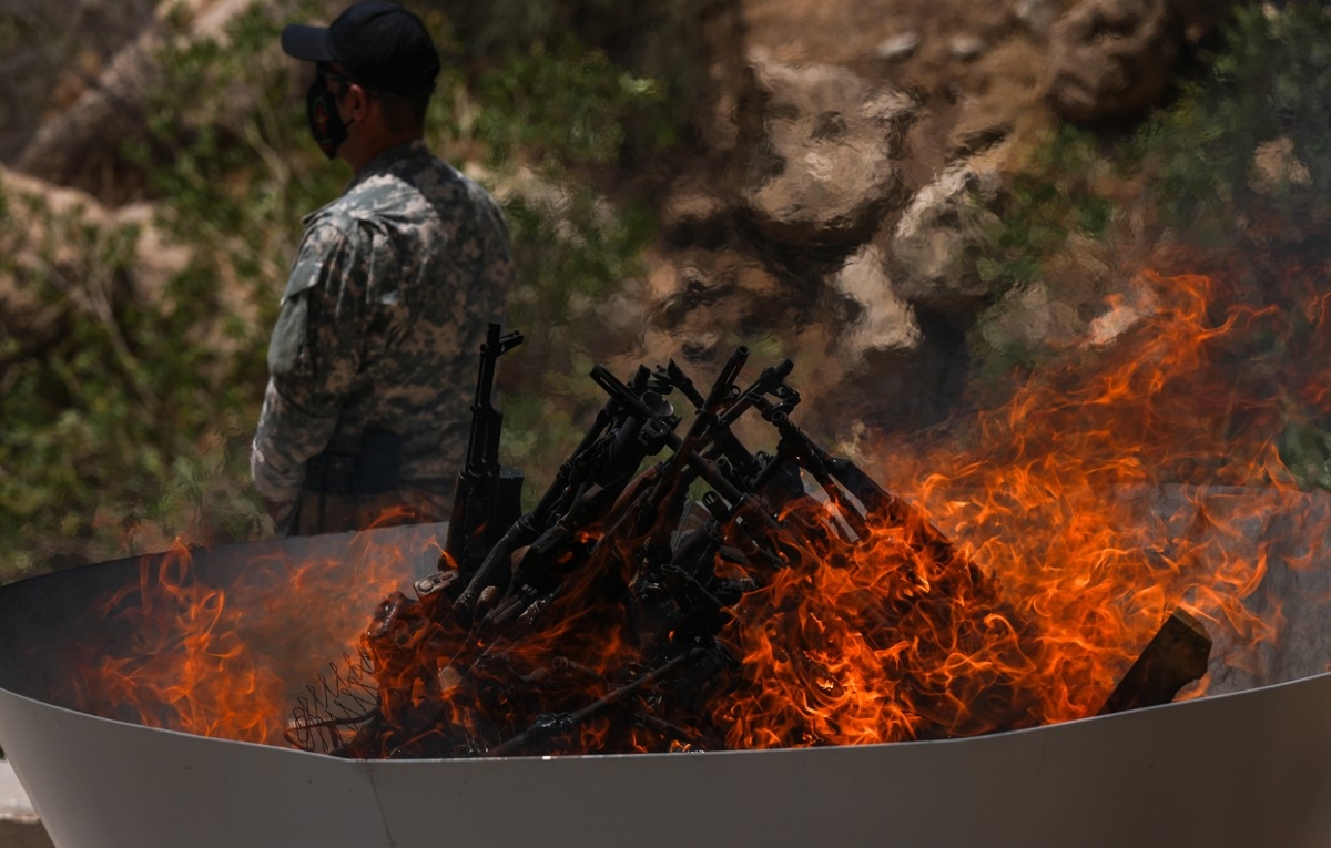 Tiêu hủy vũ khí của chiến binh Kurd PKK. Ảnh: Anadolu.