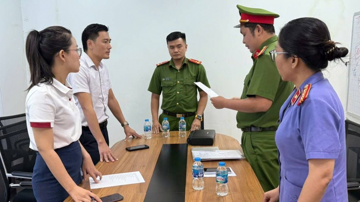 Cơ quan Cảnh sát điều tra Công an thành phố Đà Nẵng tiến hành khám xét tại ngân hàng MBV chi nhánh Bình Dương