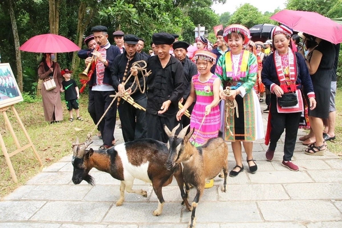 Phiên chợ vùng cao mang nhiều nét văn hóa đặc sắc. (Ảnh: LVH)