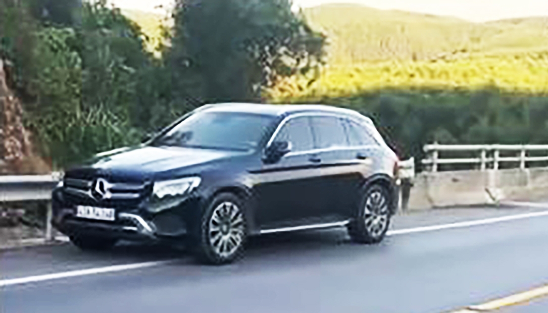 Xe ô tô dừng đỗ trên cao tốc Cam Lộ - La Sơn