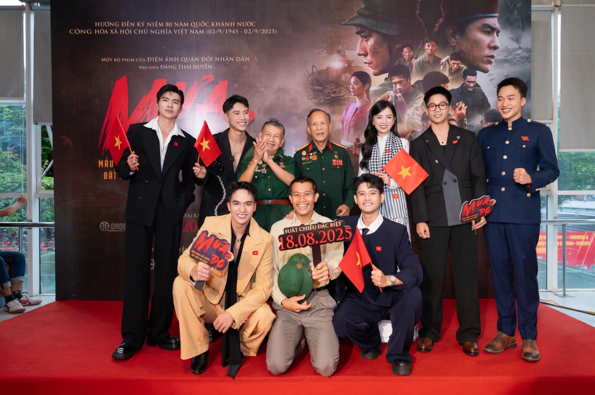 Các cựu chiến binh cùng dàn diễn viên phim "Mưa đỏ"
