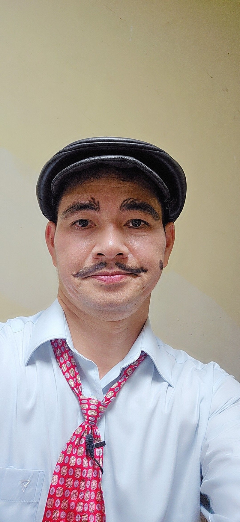 Nghệ sĩ nhân dân Xuân Bắc khoe tạo hình lạ mắt kèm chia sẻ vui: "Không buồn ngủ! Chúc các bác ngủ ngon nhé".