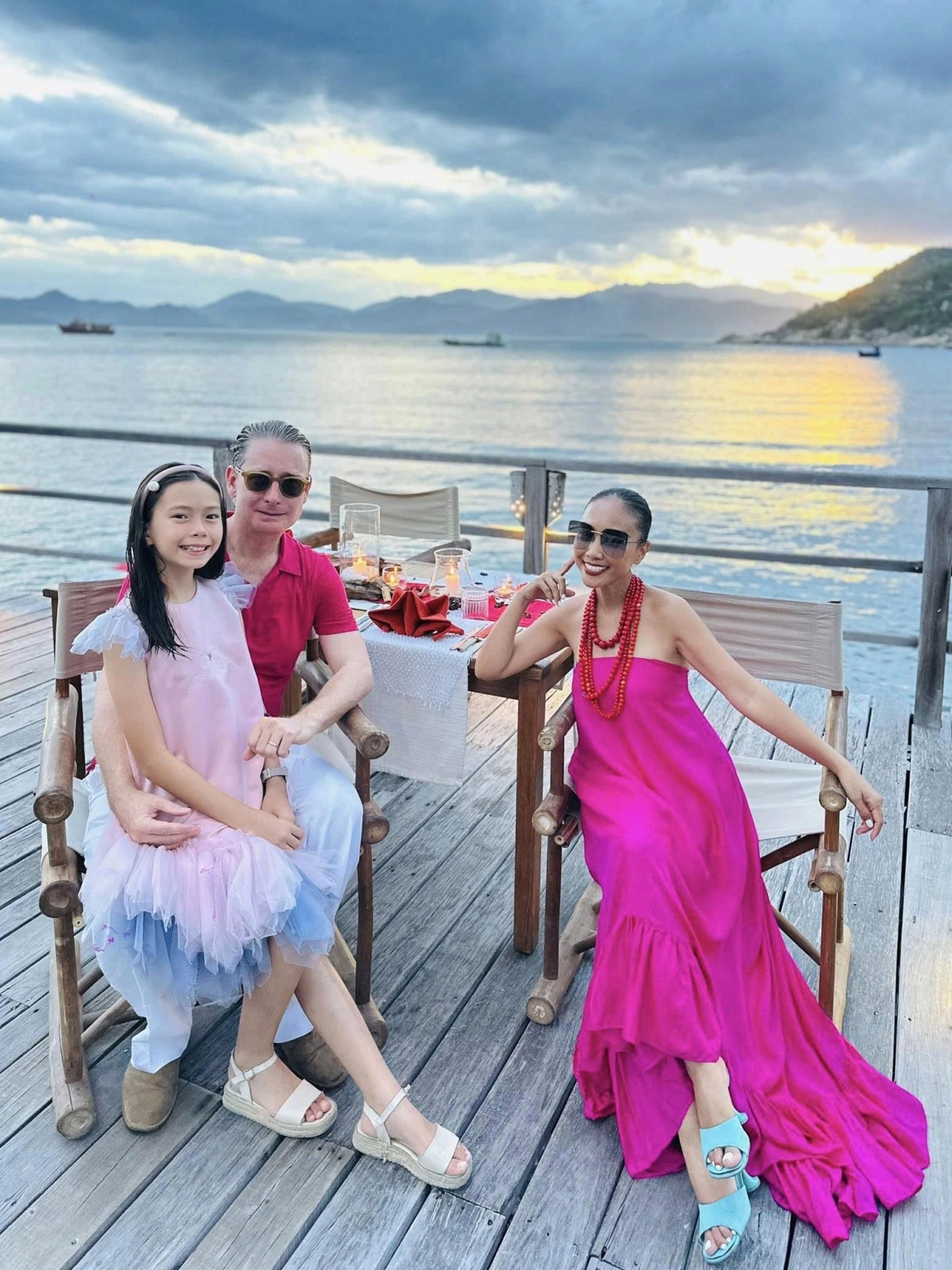 Gia đình ca sĩ Đoan Trang tận hưởng khung cảnh hoàng hôn khi đi du lịch Nha Trang.