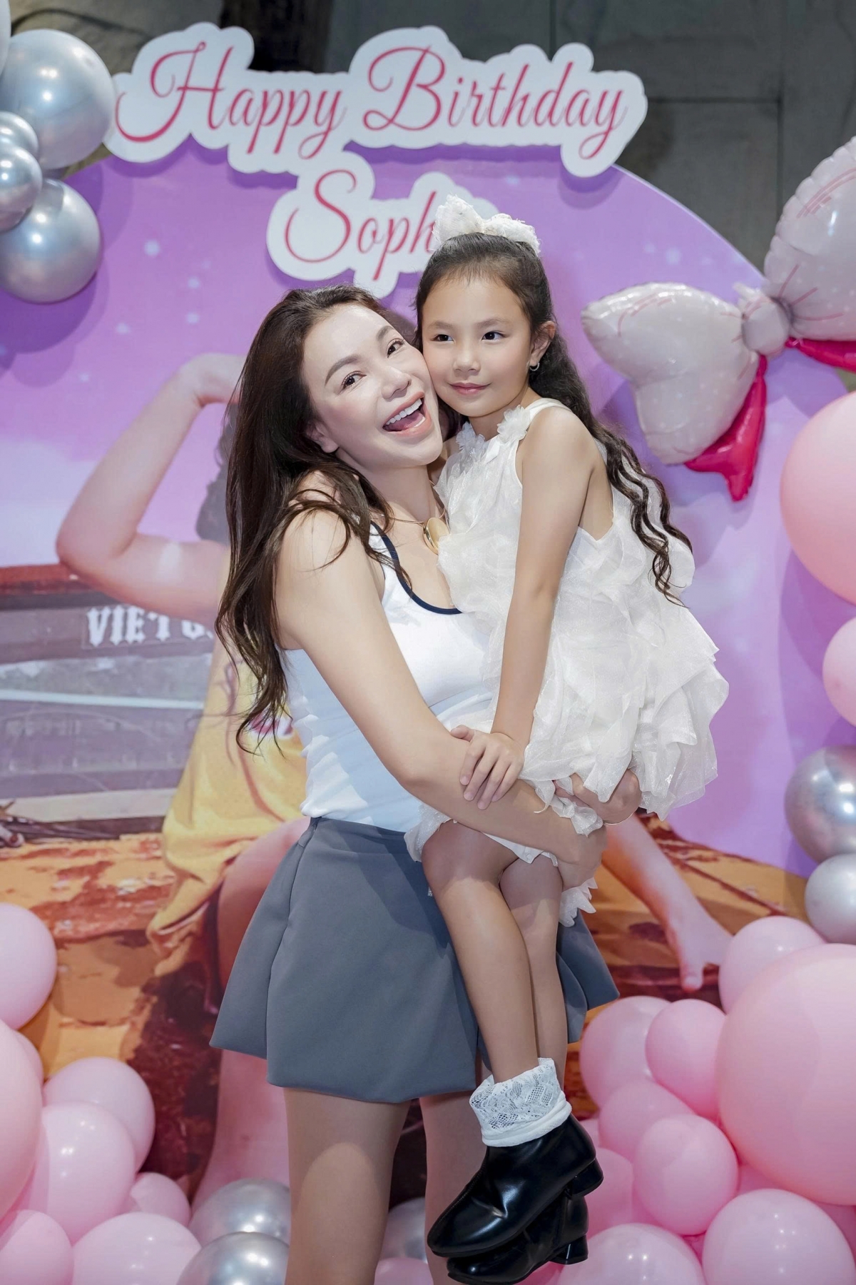 Ca sĩ Trà Ngọc Hằng dành thời gian trang trí tiệc sinh nhật màu trắng - hồng cho con gái Sophie.