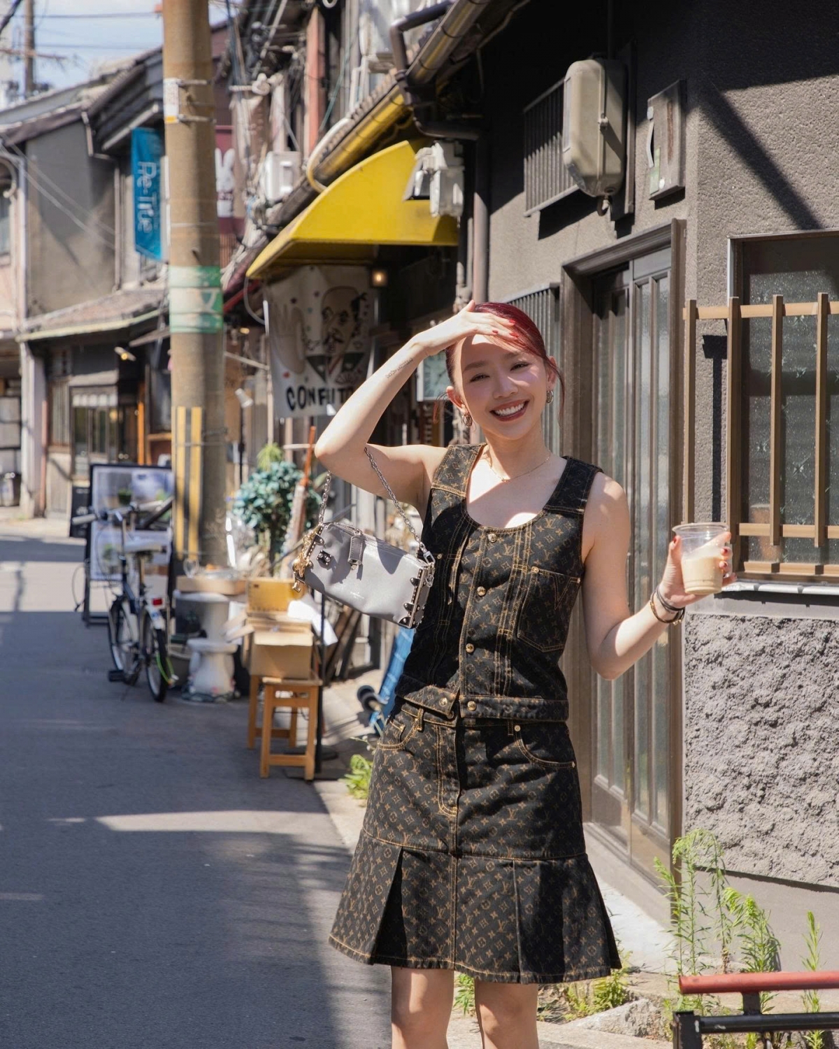 Tóc Tiên dạo phố Nhật Bản nhân chuyến sang đây công tác.