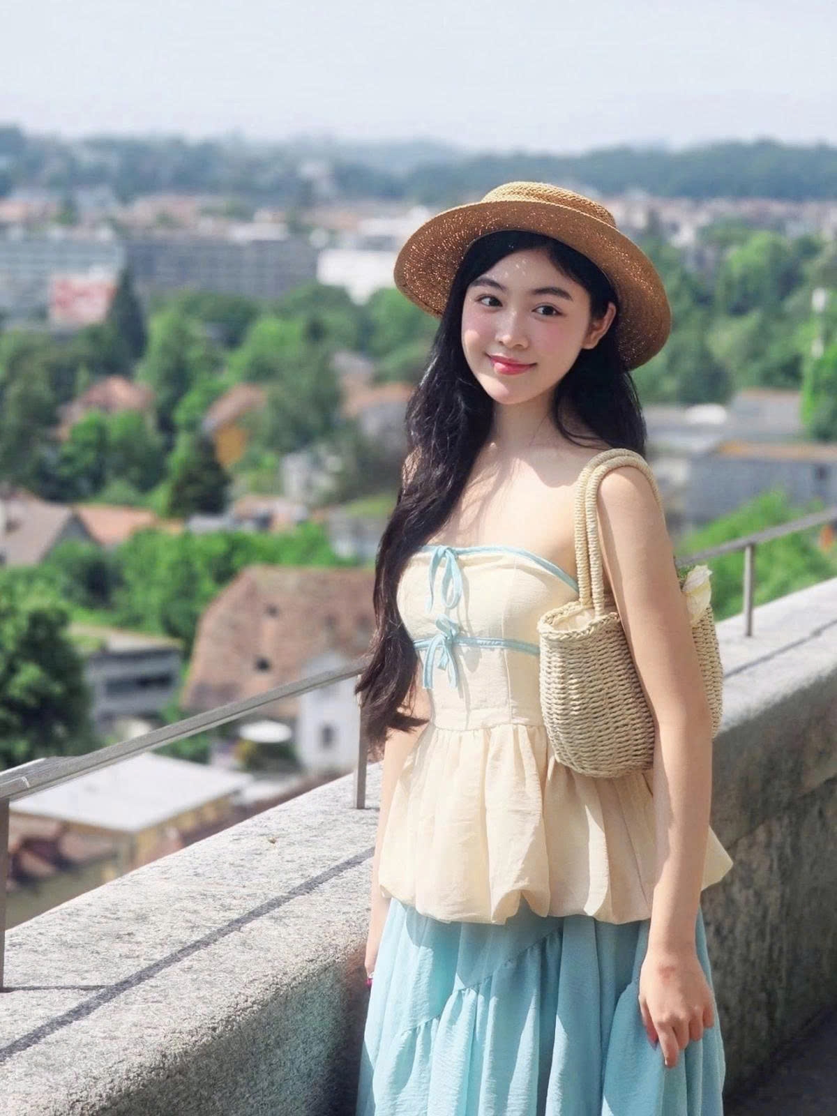 Lọ Lem - Con gái nghệ sĩ Quyền Linh tận hưởng kỳ nghỉ ở Thụy Sĩ. (Nguồn: FBNV)