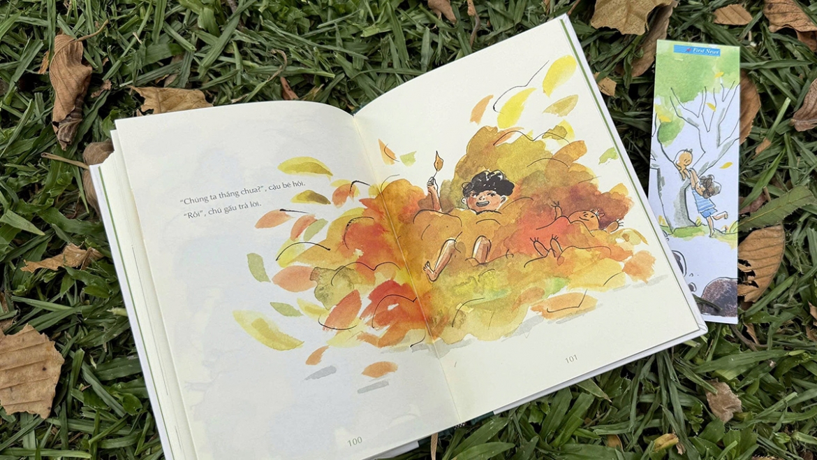 Sabina Hahn, người vẽ minh họa cho cuốn sách "Tiến vào đồng cỏ hoang" lớn lên ở Riga, Latvia, và hiện đang sống ở New York. Từ khi còn nhỏ, cô đã mê đọc sách và không thể dừng vẽ nguệch ngoạc, điều này đã dẫn dắt cô vào thế giới sách thiếu nhi. Tài năng lớn nhất của cô là truyền tải được sự hài hước tinh tế và sự dịu dàng của cả thế giới đời sống hằng ngày lẫn những thế giới tưởng tượng.