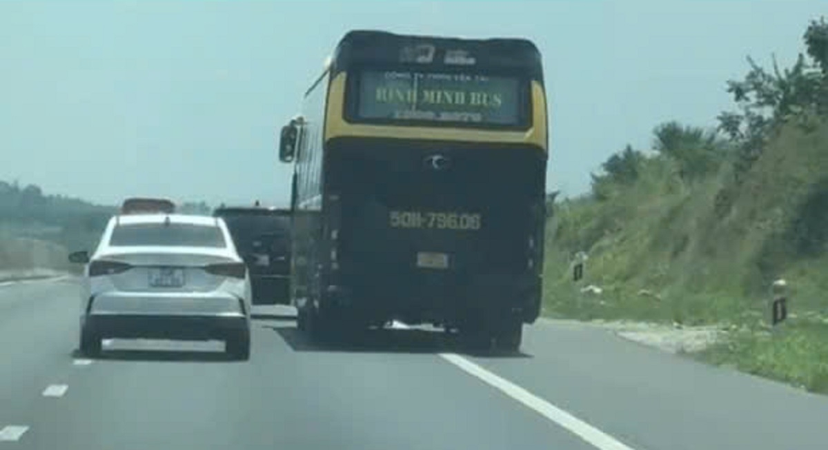 Hình ảnh xe khách chạy ở làn dừng xe khẩn cấp của đường cao tốc (Ảnh từ clip)