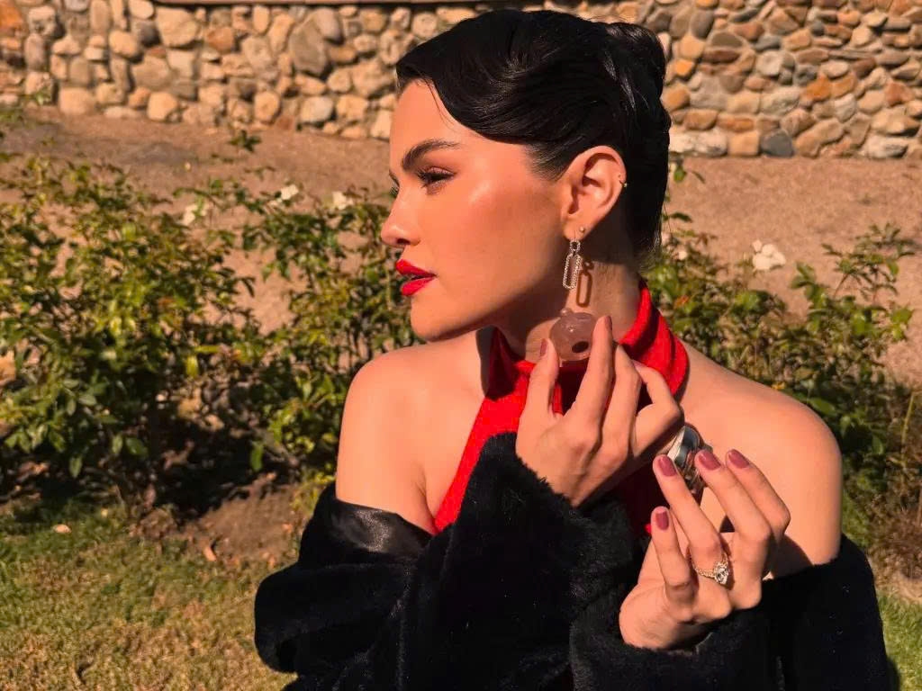 Giọng ca "Hands to Myself" diện một chiếc váy yếm màu đỏ, tô son đỏ đậm (Ảnh: IGNV)