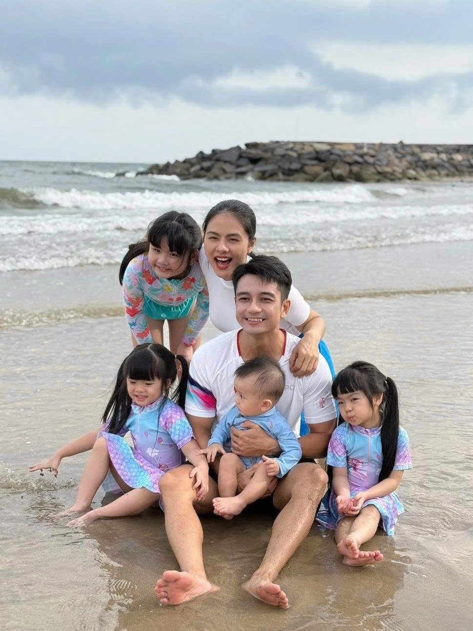 Vân Trang và ông xã đưa các con đi tắm biển. Bốn nhóc tì diện đồ bơi đồng điệu, tạo dáng bên bố mẹ.