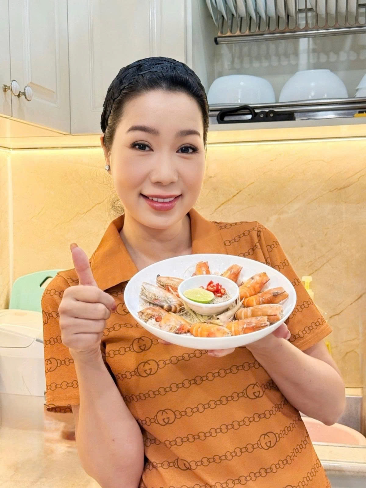 Trịnh Kim Chi vào bếp làm một số món ngon đãi cả nhà.