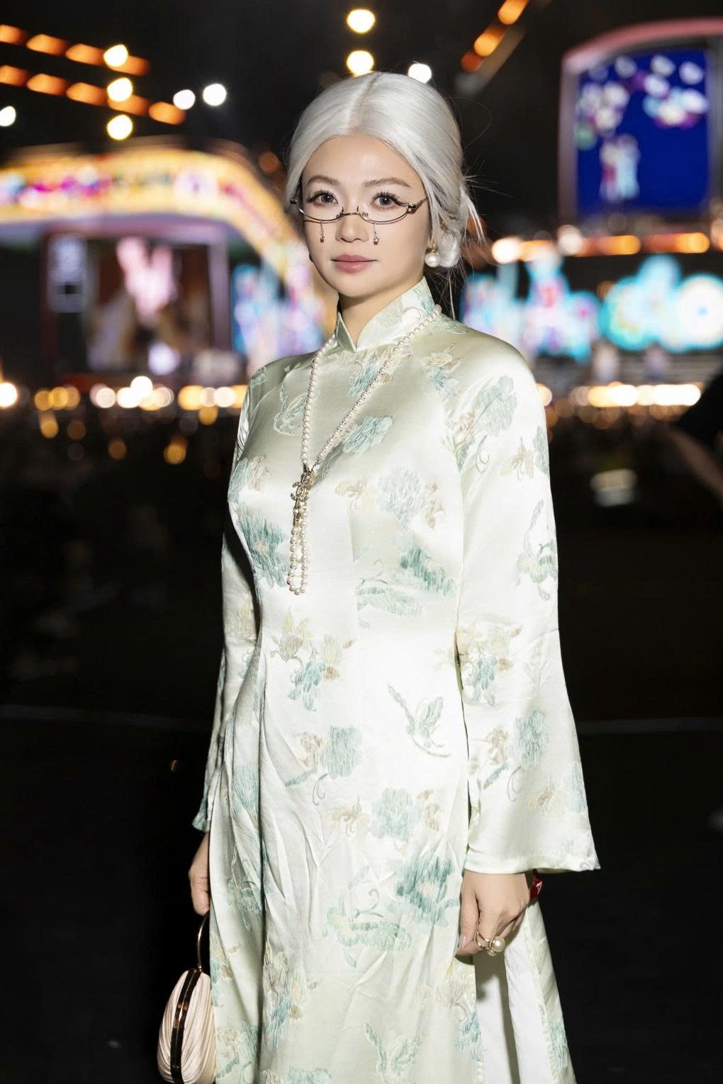 Nghệ sĩ ưu tú Kiều Anh khiến bạn bè bất ngờ khi tham dự một lễ hội âm nhạc với diện mạo “cụ bà”.