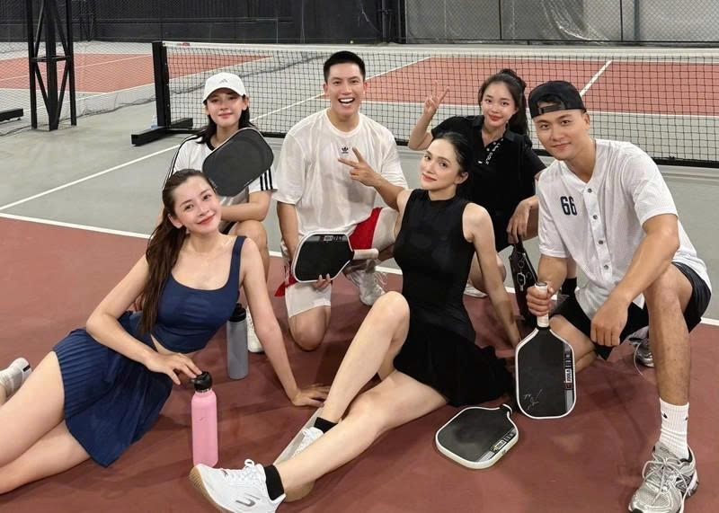 Dàn sao "Sao nhập ngũ" gồm Chi Pu, Hương Giang, Anh Tú, Xuân Phúc, Linh Ngọc Đàm cùng đi chơi pickleball.