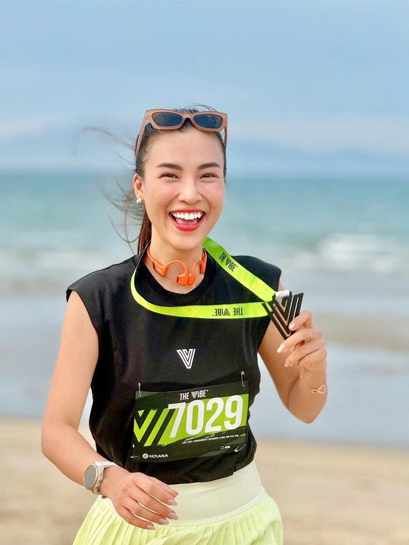 MC Hoàng Oanh hoàn thành cự ly chạy bộ dưới nắng nóng gay gắt tại Đà Nẵng.