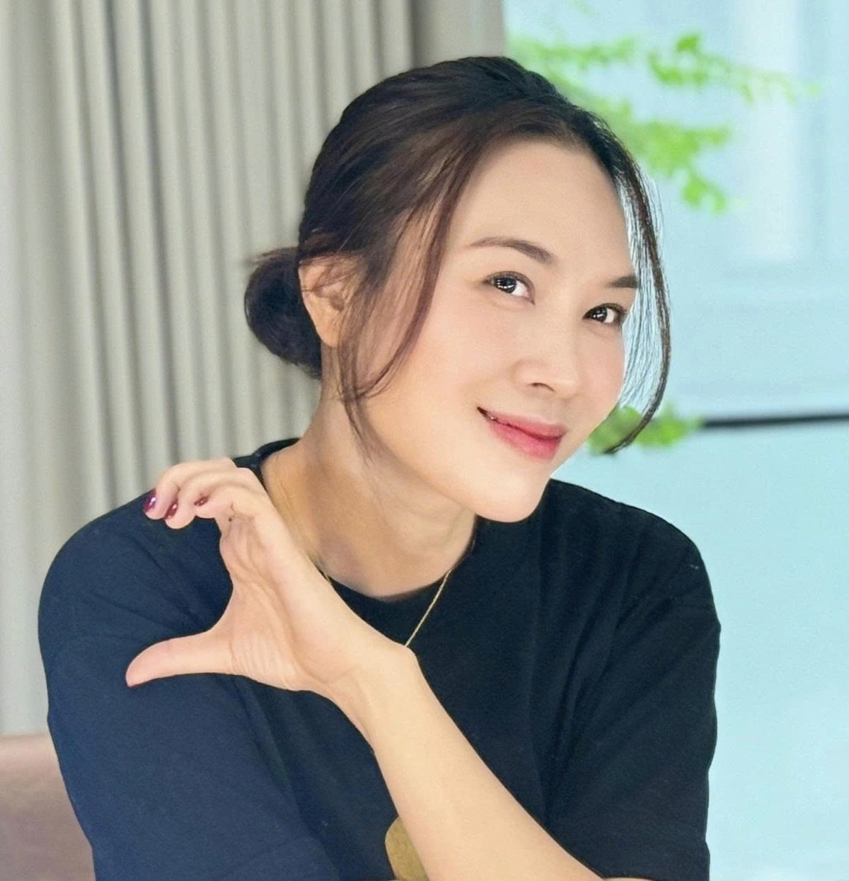 Mỹ Tâm khiến các fan thích thú khi tạo dáng "tìm một nửa trái tim còn lại".