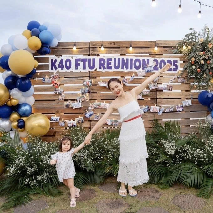 Diễn viên Lan Phương đưa con gái thứ hai, bé Mia, đi họp lớp, kỷ niệm 20 năm tốt nghiệp Đại học Ngoại thương cùng bạn bè. "Mới suýt soát tròn 17 tháng mà cô ý phăm phăm leo núi, mẹ thì đã toát hết mồ hôi rồi mà Mia vẫn hăng hái leo núi tìm khỉ", nữ diễn viên viết.