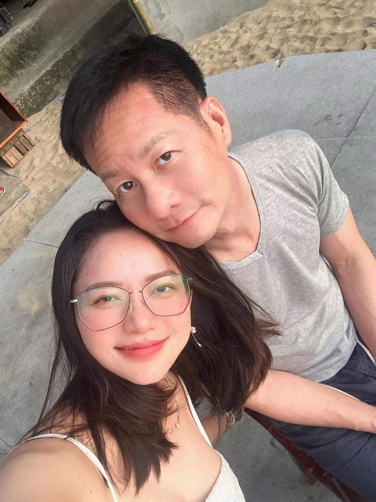 Cựu người mẫu Phan Như Thảo tình tứ bên ông xã Đức An.