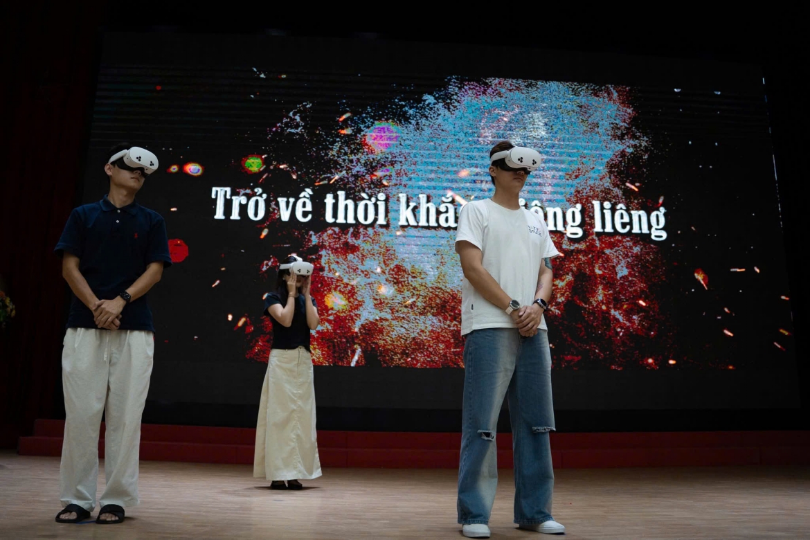 Tại triển lãm "Trở về thời khắc thiêng liêng" của VOV, khách tham quan sử dụng kính VR để sống lại khoảnh khắc 2/9/1945 tại Quảng trường Ba Đình. Triển lãm bắt đầu mở cửa từ 8h ngày 19/8 - 21/8 tại Trung tâm Phát thanh Quốc gia, 58 Quán Sứ, Hà Nội. Từ 28/8 - 5/9 tại Trung tâm Triển lãm Quốc gia Đông Hội, Đông Anh, Hà Nội.