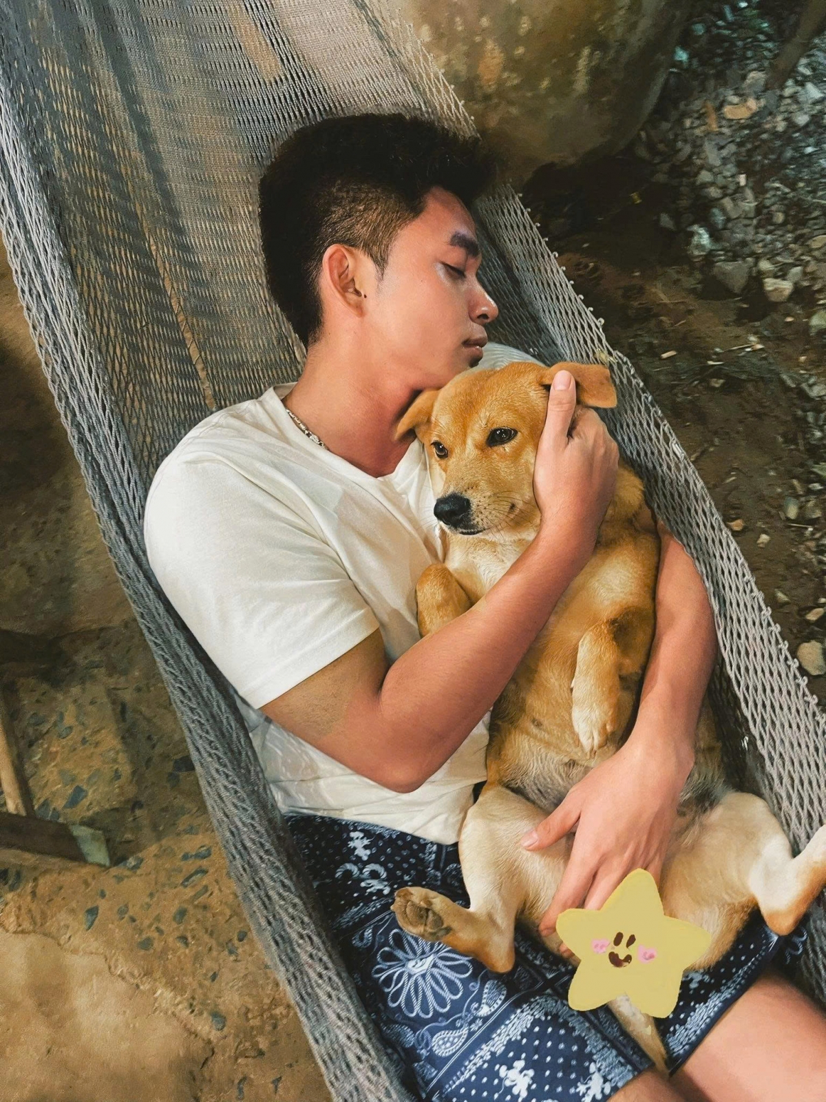 Jun Phạm ôm cún cưng ngủ ngon lành trên võng.