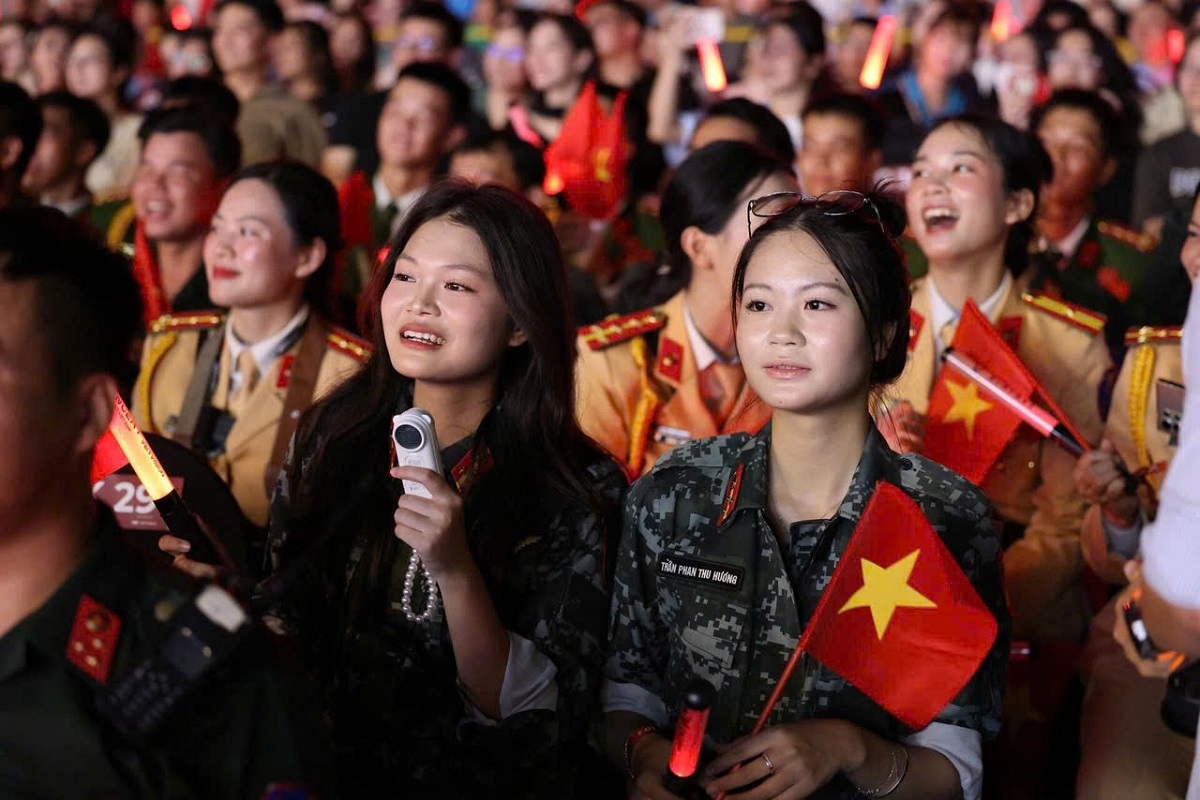 Nữ chiến sĩ tham gia chương trình V-Concert Rạng rỡ Việt Nam. Ảnh: Thông tin Bộ Tư lệnh Cảnh sát cơ động