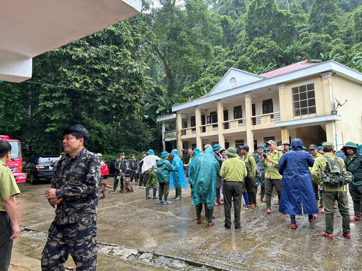 Dù thời tiết mưa lớn, công tác tìm kiếm vẫn diễn ra khẩn trương với hy vọng sớm tìm thấy du khách.