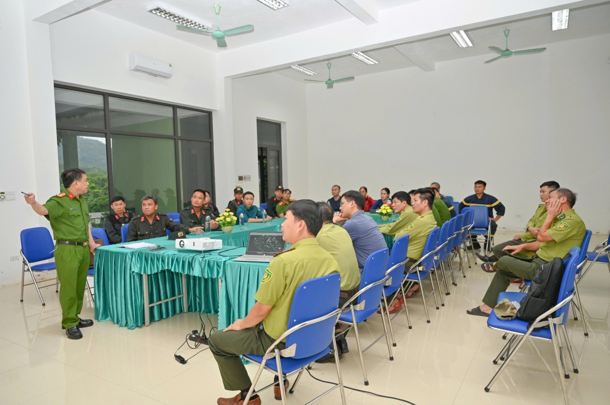  Lực lượng công an tỉnh Ninh Bình phối hợp cùng dân quân, y tế và cán bộ VQG triển khai lực lượng mở rộng phạm vi tìm kiếm nam du khách