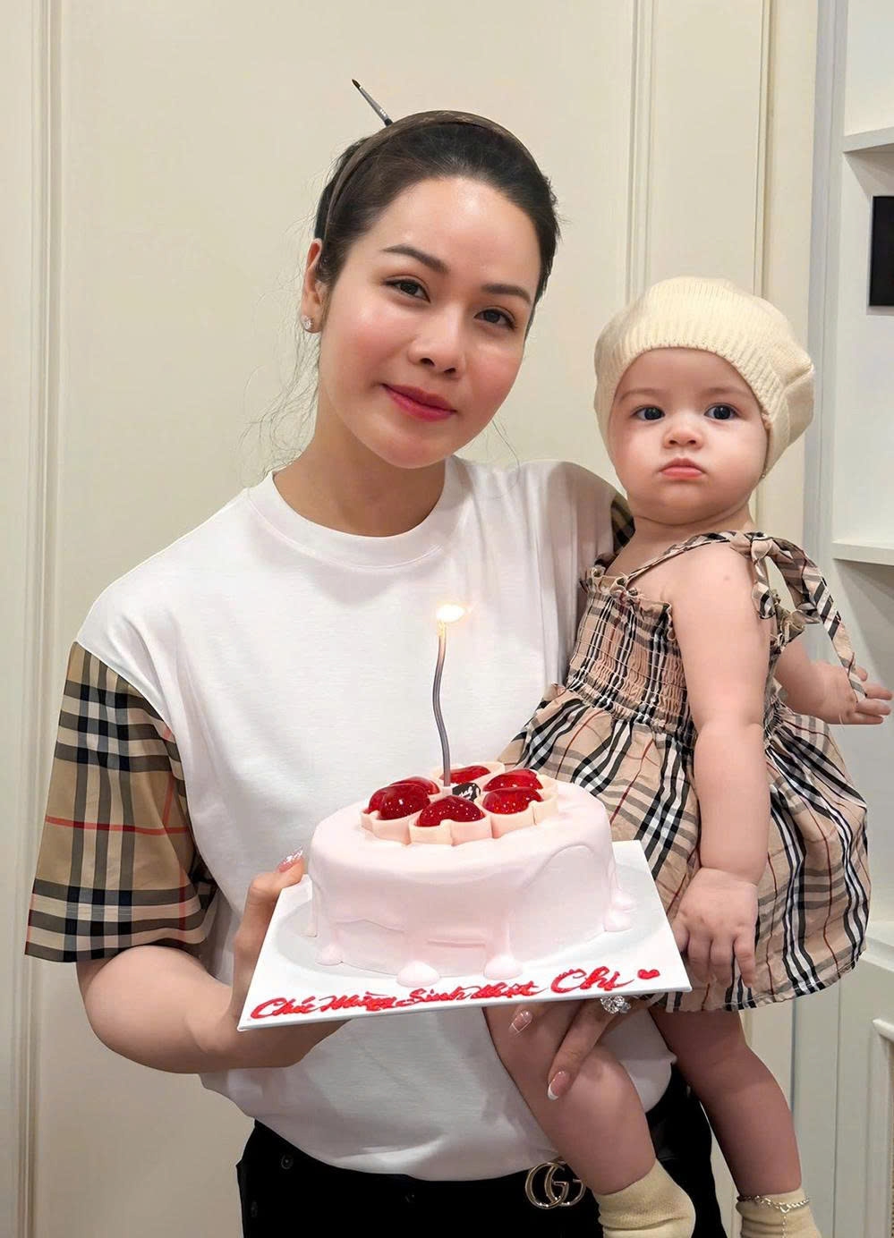 Diễn viên Nhật Kim Anh tổ chức tiệc mừng sinh nhật lần thứ 40 bên hai con và bạn bè thân thiết. Cô hạnh phúc vì sinh nhật năm nay cô đã là bà mẹ hai con, được thổi nến mừng tuổi mới bên con gái Julia.