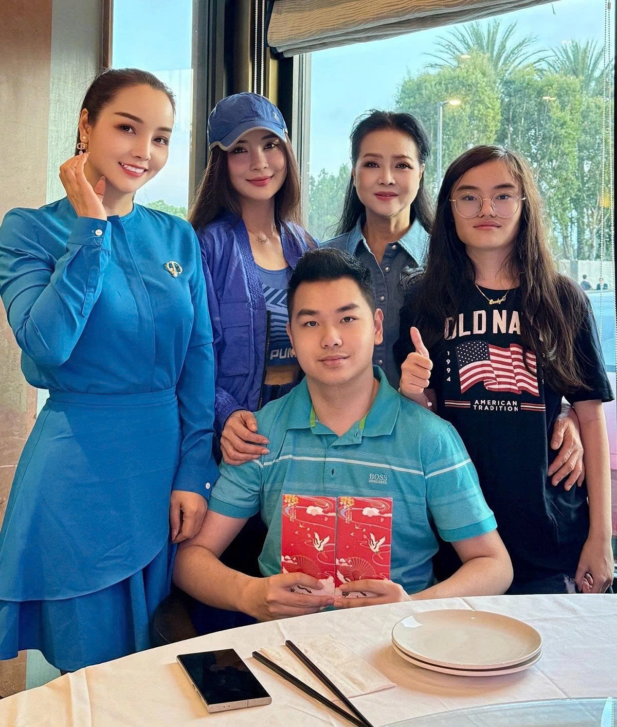 Diễn viên Mai Thu Huyền cùng chồng đại gia và hai con sang Mỹ sum họp đại gia đình, mừng sinh nhật quý tử 18 tuổi. Cô đăng ảnh đi ăn cùng mẹ, chị gái, con trai và một người cháu.