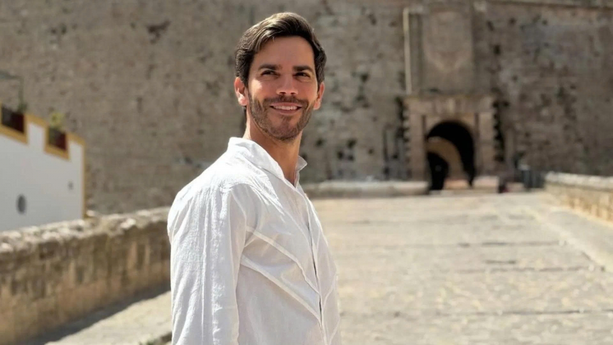 Mối quan hệ công khai đầu tiên của Ana de Armas là với nam diễn viên Marc Clotet.