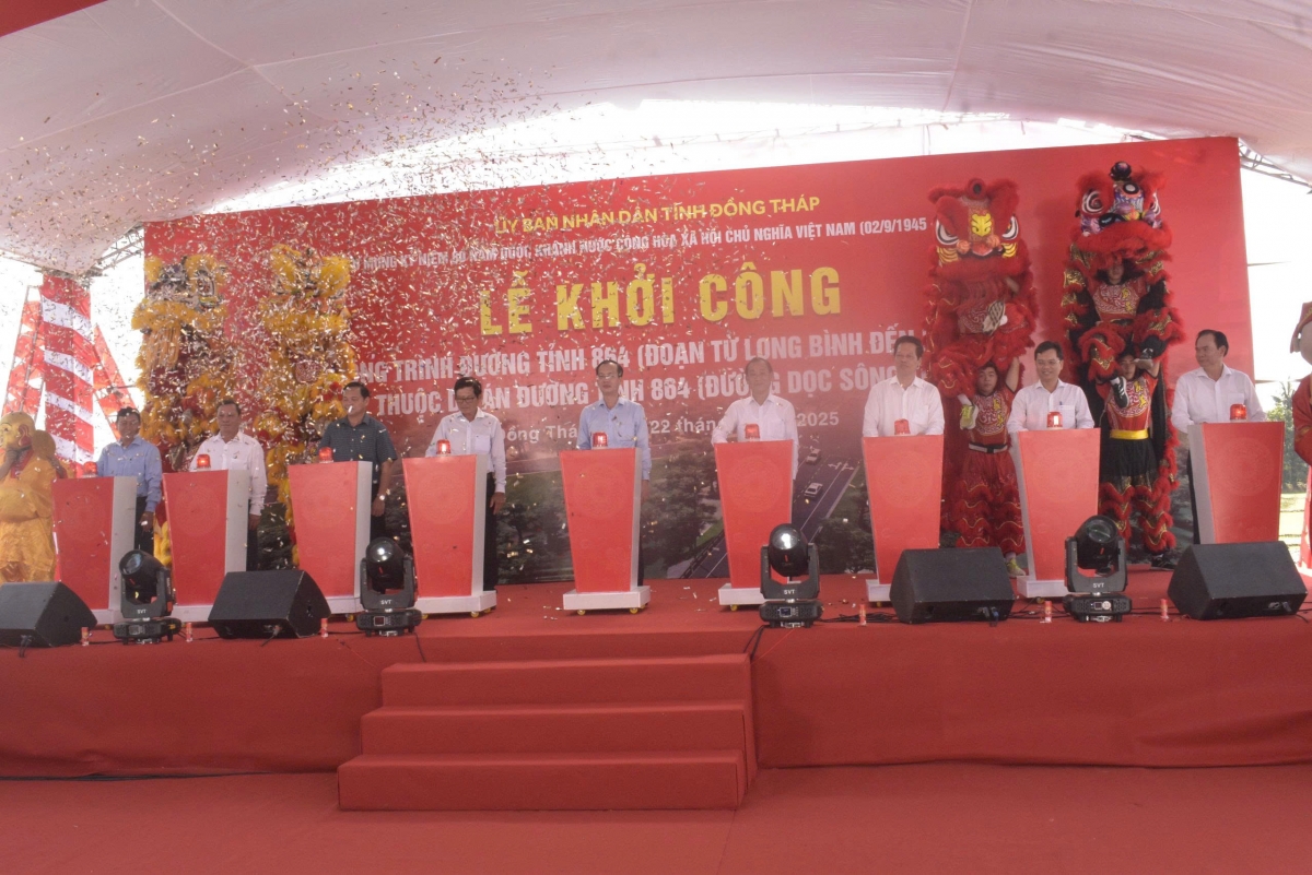 Các đại biểu thực hiện nghi thức khởi công công trình