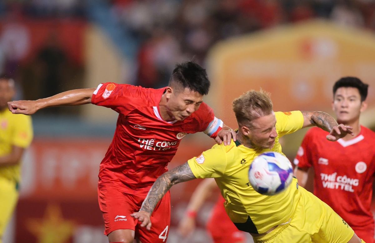 Hai đội đang thi đấu rất quyết tâm (Ảnh: Đức Cường).