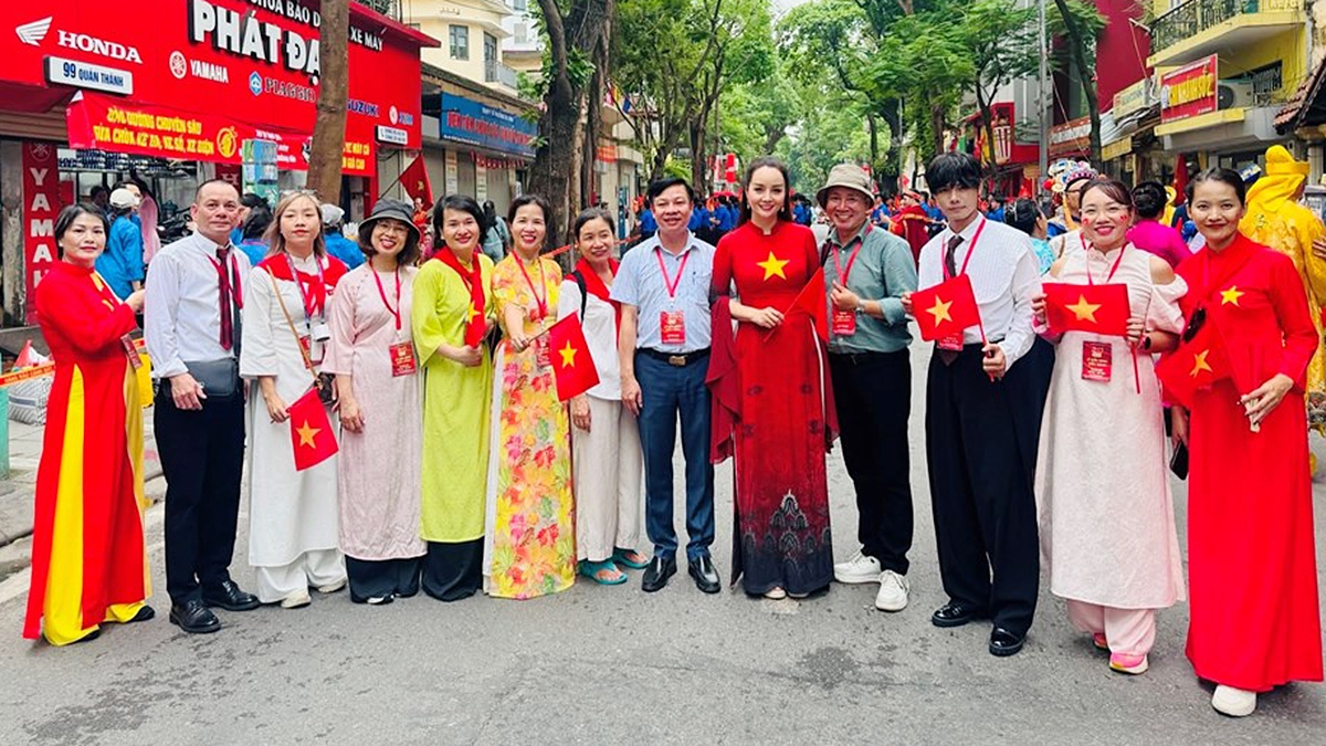 Lãnh đạo Cục Nghệ thuật biểu diễn và các nghệ sĩ tham gia diễu binh Khối Văn hóa, Thể thao. (Ảnh: Mai Thu Huyền)