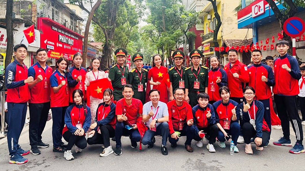 Các nghệ sĩ và vận động viên tham gia diễu binh Khối Văn hóa, Thể thao. (Ảnh: Mai Thu Huyền)