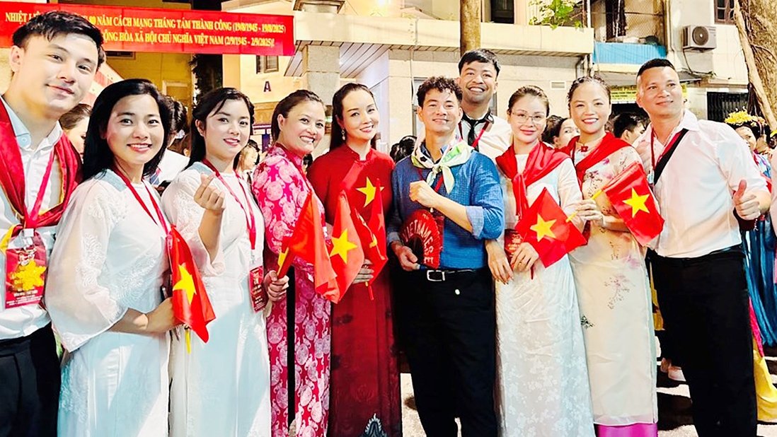 Cục trưởng Cục Nghệ thuật biểu diễn, NSND Nguyễn Xuân Bắc chụp ảnh cùng các nghệ sĩ tham gia diễu binh Khối Văn hóa, Thể thao. (Ảnh: Mai Thu Huyền)