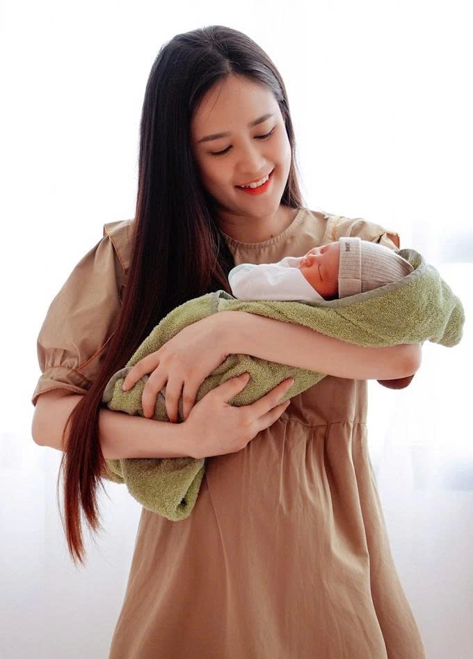 Diễn viên Phương Hằng “Gạo nếp gạo tẻ” cùng ông xã - ca sĩ Anh Tâm - đón con gái đầu lòng chào đời với cân nặng 3 kg, sau 8 năm kết hôn.