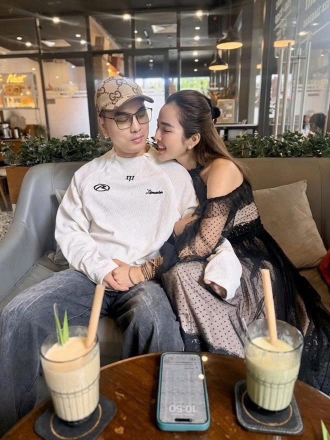 Vợ chồng Kim Cương - Ưng Hoàng Phúc tận hưởng thời gian riêng tư ngọt ngào trong buổi hẹn hò lãng mạn tại quán cà phê.