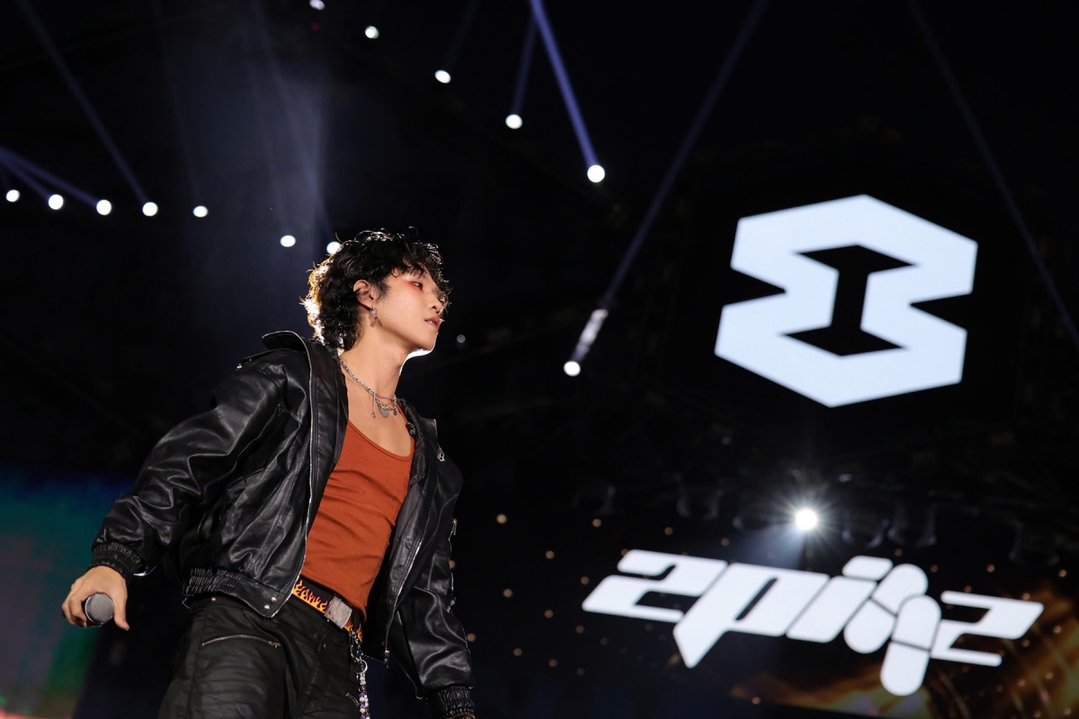 Nếu nhiều khán giả nghĩ line-up đã được công bố đầy đủ thì rapper 2Pillz bất ngờ xuất hiện trong ánh hoàng hôn với bản dance pop Thác nìng. Đây là ca khúc mở đầu album PILLZCASSO, mang phong cách vinafro, kết hợp vinahouse và afrobeat cùng âm thanh đàn đá Việt Nam. Ảnh: BTC