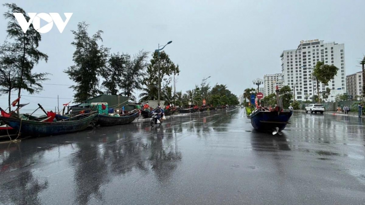 Ngư dân đưa thuyền lên bờ tránh bão.