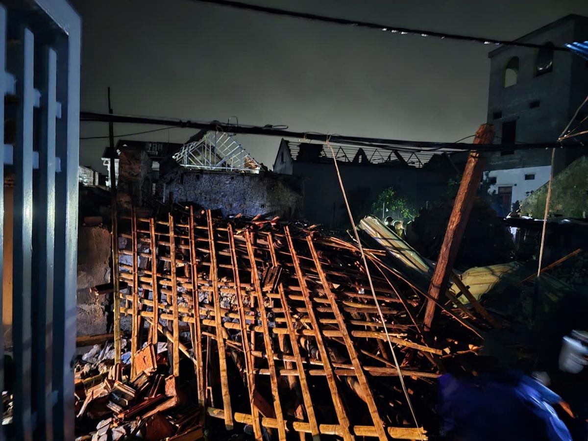 Tường nhà đổ sập sau cơn lốc xoáy