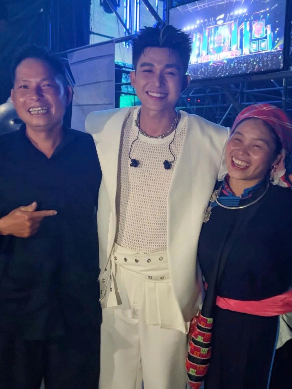 Jun Phạm xúc động khi anh Hà - chị Thông bất ngờ xuất hiện ở hậu trường concert, cổ vũ anh. Họ là cặp vợ chồng chủ nhà đầu tiên trong chương trình thực tế “Gia đình Haha”. (Nguồn: FBNV)