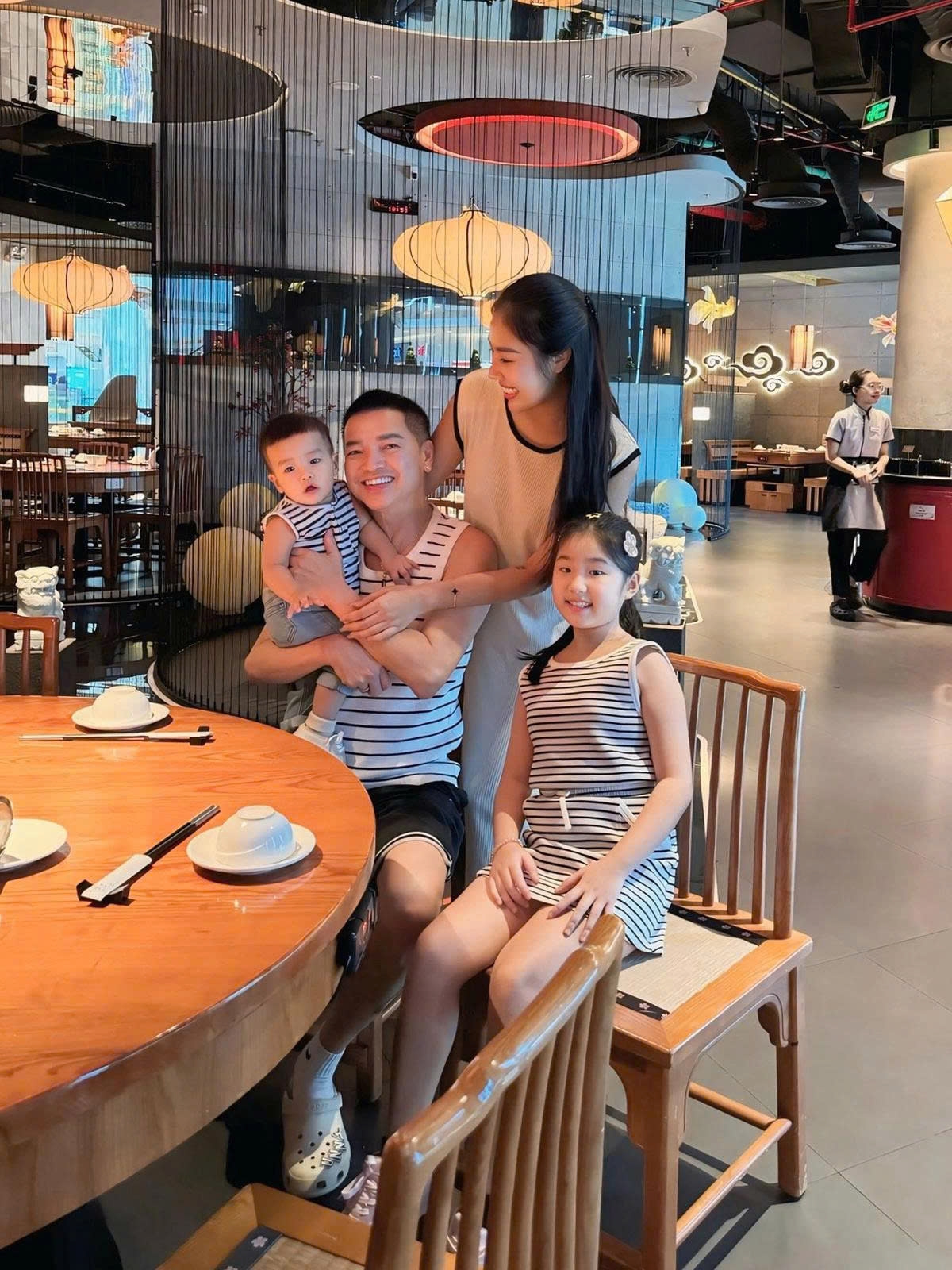 Nghệ sĩ Quang Minh khoe ngoại hình trẻ trung ở tuổi U70 khi mặc áo kẻ sọc ton sur ton với hai con, cùng bạn gái đưa các bé đi chơi. Nhiều khán giả khen ngoại hình, thần thái của nam nghệ sĩ “như thanh niên”. (Nguồn: FBNV)