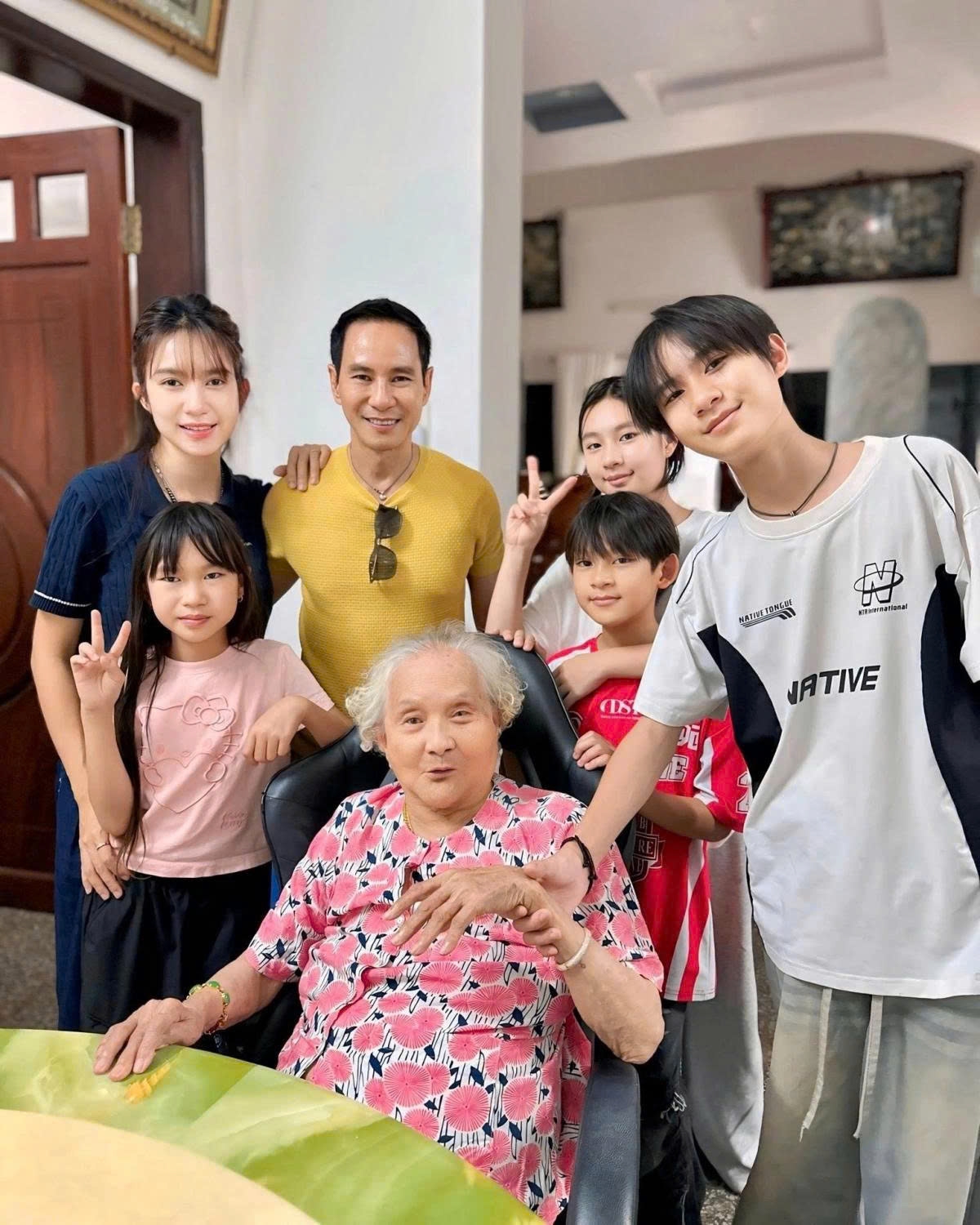 Lý Hải - Minh Hà đưa các con về quê Tiền Giang thăm bà nội.