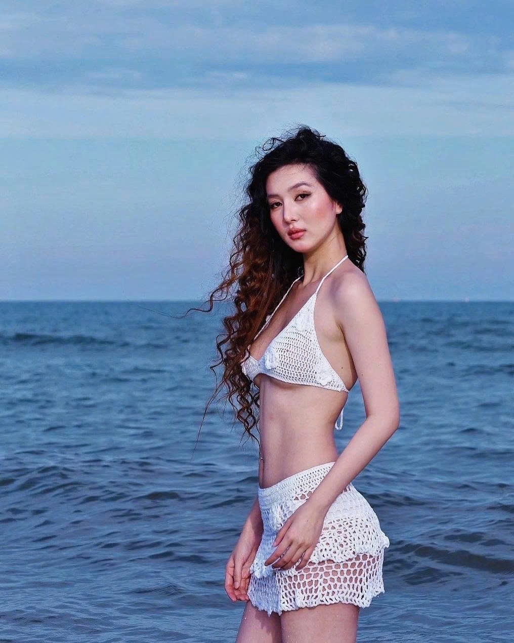 Tuệ Như - bà xã Hồ Quang Hiếu mặc bikini khoe vóc dáng thon gọn. Sau sinh con, cô vẫn có vòng eo phẳng.